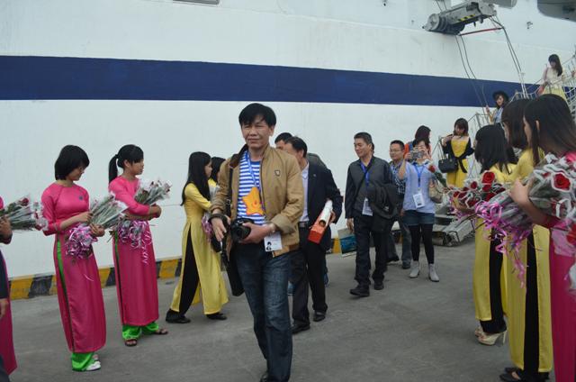 Những hành khách đầu tiên trên chuyến tàu BeiBu Wan Zhi Xing đặt chân đến Đà Nẵng.