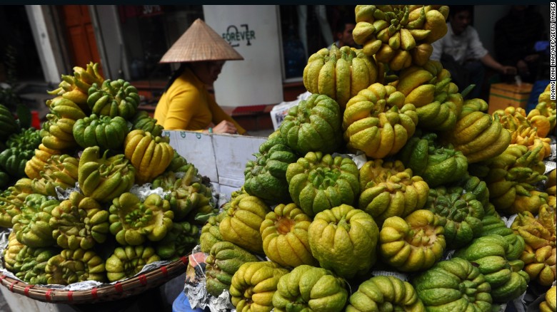 Ống kính của phóng viên ghi lại hình ảnh những quả “tay Phật” (Việt Nam gọi là quả phật thủ) tại trung tâm Hà Nội. Tết Ất Mùi 2015, loại quả này đang là món trái cây được nhiều người mua về thờ cúng, bài trí trong nhà những ngày xuân.
