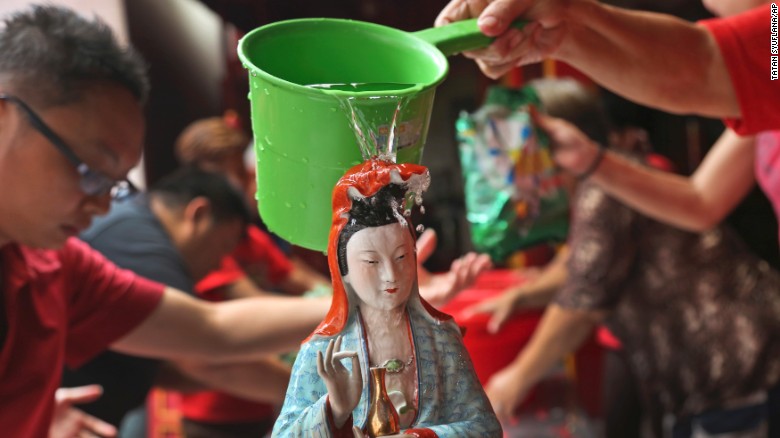 Tại thủ đô Jakarta của Indonesia, người Hoa Kiều đang sửa soạn đón Tết tại một ngôi chùa Trung Hoa, ngày 13-2-2015.