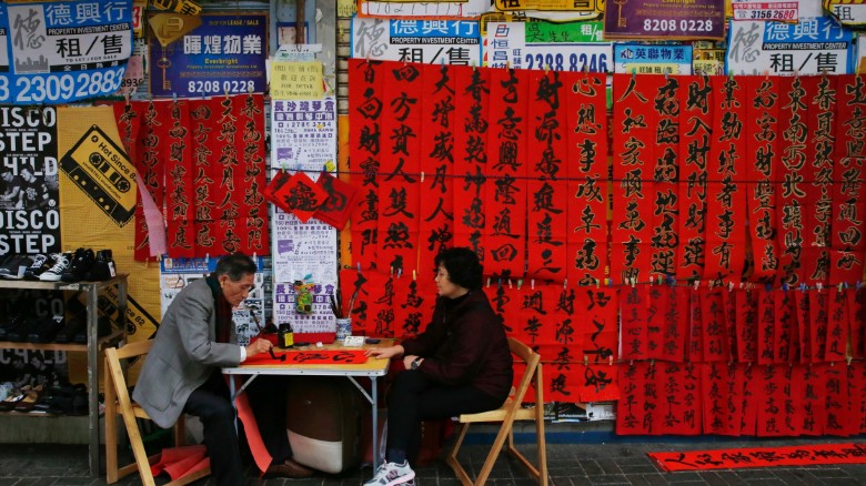 Một “ông đồ”, hình ảnh thường thấy tại châu Á, đang viết thư pháp cho khách ở trung tâm Hong Kong, ngày 4-2-2015.