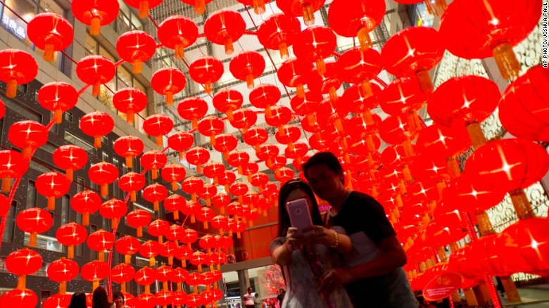 Một đôi tình nhân chụp ảnh dưới một khu trưng bày đèn lồng Trung Quốc tại thủ đô Kuala Lumpur của Malaysia, ngày 28-1-2015.