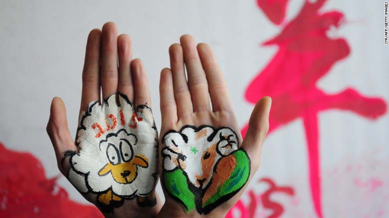 Học sinh tại tỉnh Sơn Đông, Trung Quốc vẽ hình con dê trên bàn tay để chào đón năm mới.