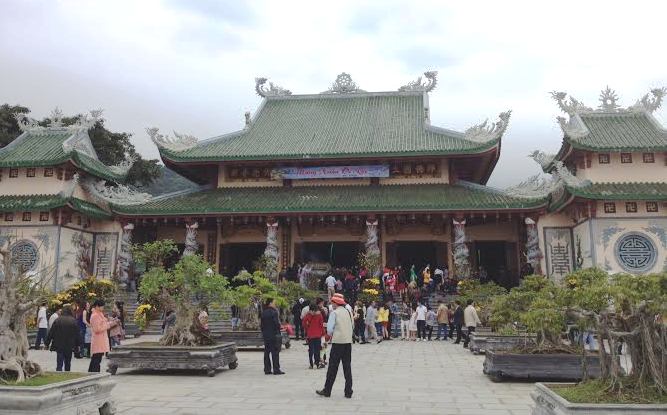 Rất đông người dân đến chùa Linh Ứng - Bãi Bụt ngày đầu năm