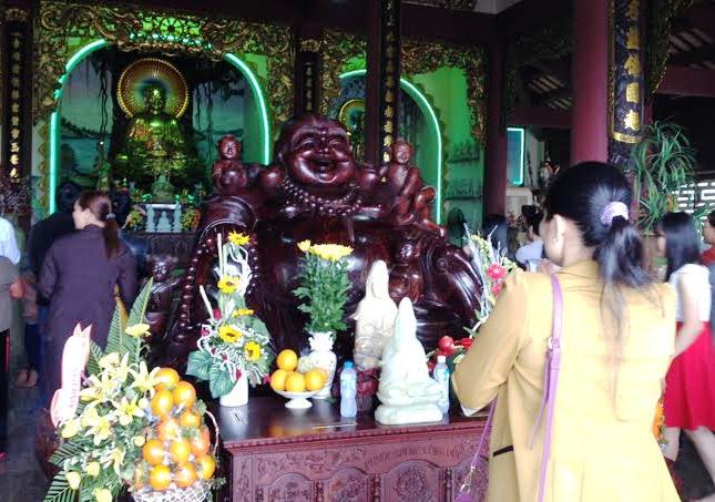 Người dân thường thích đến chùa đầu năm với tâm nguyện cầu mong những điều tốt lành sẽ đến trong năm mới