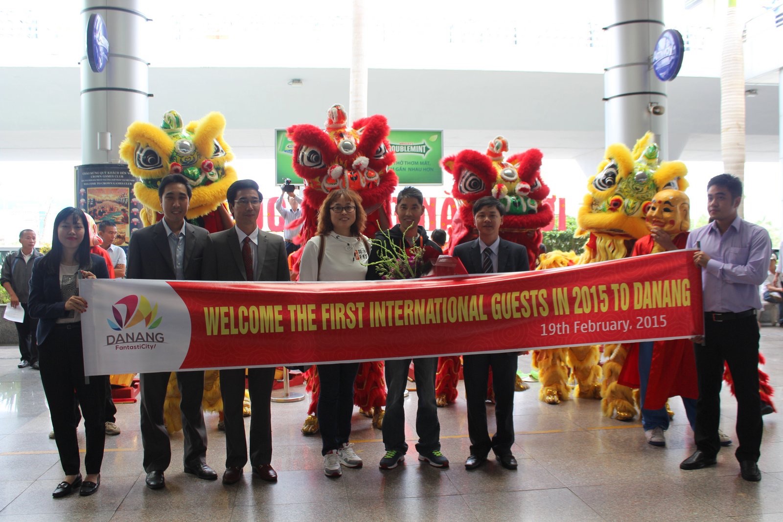 Lãnh đạo Sở Văn hóa, Thể thao và Du lịch tặng hoa cho du khách đầu tiên đến Đà Nẵng bằng đường hàng không trong dịp năm mới.