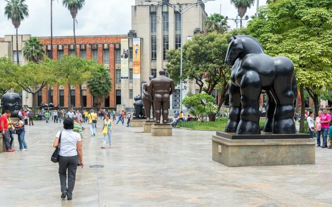  3. Medellin, Colombia  Gần đây, Medellin, Colombia nhận được rất nhiều sự quan tâm của du khách. Nhiều quốc gia trên thế giới đã công nhận những nỗ lực của Medellin nhằm hướng tới một đô thị mới. Các khu ổ chuột khét tiếng giờ đây đã được chuyển thành những kiến trúc sáng tạo tuyệt đẹp. Điểm nhấn mới của thành phố hiện là Biblioteca Espana - thư viện công cộng hiện đại và đẹp mắt. 