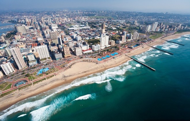  4. Durban, Nam Phi  Không quá nhiều người du lịch đến Durban có thể nói những điều “không tốt” về nó. Sở hữu những bãi biển đẹp, thời tiết thuận lợi và con người đôn hậu, nơi đây trở thành điểm lý tưởng cho hành trình tham quan năm 2015. Sự đổi mới của Rivertown là khởi đầu cho những thay đổi lớn của thành phố. Bên cạnh đó, việc đầu tư và phát triển các bãi biển, nhà hàng ở Durban cũng nhận được sự quan tâm đáng kể. Đến Durban, thưởng thức những món ngon ở các nhà hàng sẽ góp phần tạo cho chuyến đi của bạn thêm phần thú vị.