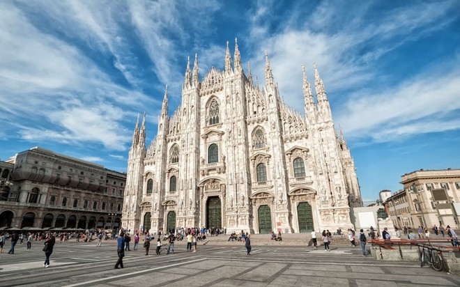  7. Milan, Italy  Năm nay, dự kiến có khoảng 20 triệu lượt khách đổ về tham quan thành phố khi các hội chợ triễn lãm quốc tế diễn ra từ tháng 5 đến tháng 10. Hội chợ có sự tham gia hơn 130 quốc gia trên thế giới, tập trung vào ngành thực phẩm, dinh dưỡng và tính thực tiễn bền vững. Những dự án đô thị được hoàn thành, nhiều di tích lịch sử được nâng cấp và phục hồi sẽ tạo cho thành phố một diện mạo mới.