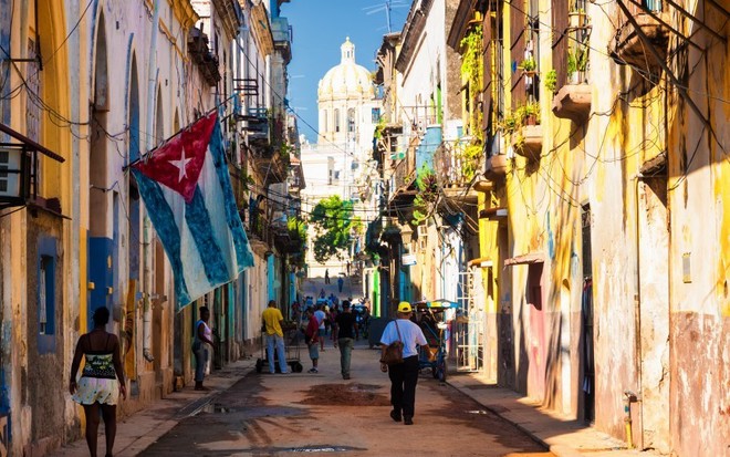  10. Havana, Cuba  Cuba từng bị Mỹ cấm vận trong một khoảng thời gian dài. Tuy nhiên, gần đây với những đổi thay trong chính trị giữa hai bên, hòn đảo nhiệt đới này sẽ có những bước tiến trong phát triển du lịch. Cuba sở hữu một trong những hòn đảo đẹp nhất thế giới, bãi cát trắng mịn, vùng biển đẹp… sẽ là một điểm đến không thể bỏ qua trong năm 2015.
