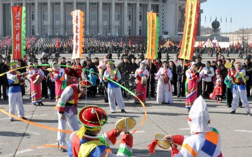 Các vũ công Triều Tiên biểu diễn trong một chương trình nghệ thuật truyền thống ở Bình Nhưỡng - Ảnh: Xinhua/Zuma.