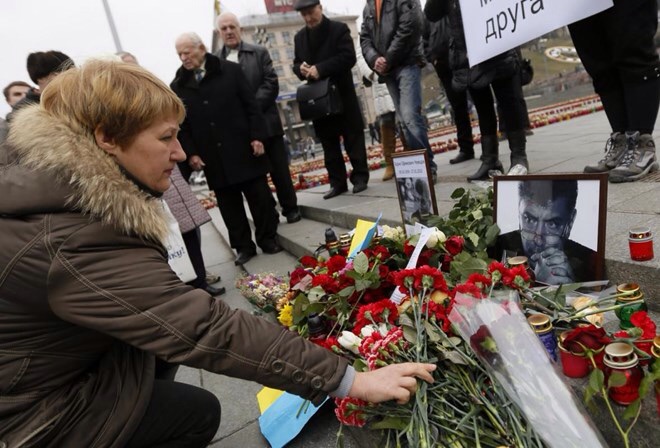 Người dân Nga đặt hoa tại nơi Boris Nemtsov bị ám hại (Nguồn: AFP)