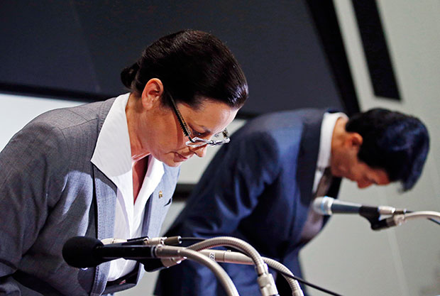 Bà Sarah Casanova (trái) trong cuộc họp báo xin lỗi công chúng sau một loạt vụ việc vi phạm an toàn thực phẩm của McDonald’s tại Nhật Bản.                                    			       Ảnh: Reuters