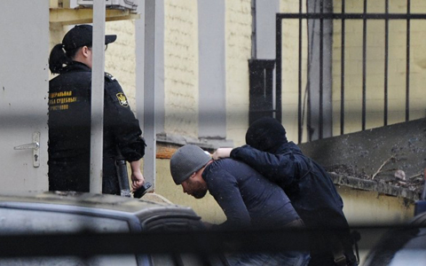 Một trong số những nghi phạm sát hại ông Nemtsov bị áp giải đến tòa án quận Basmanny ở Moscow (Ảnh: Sputnik)
