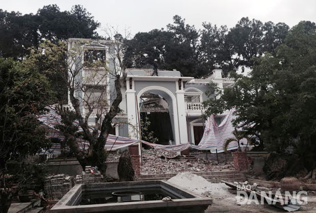 Công nhân tháo dỡ biệt thự xây dựng trái phép của gia đình ông Phan Như Thạch.