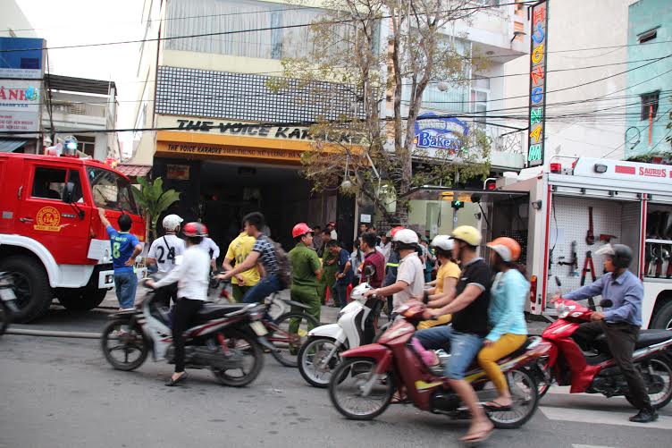 Cảnh sát PCCC thành phố Đà Nẵng đang khống chế đám cháy tại quán karaoke The Voice (246B Trưng Nữ Vương, quận Hải Châu). 