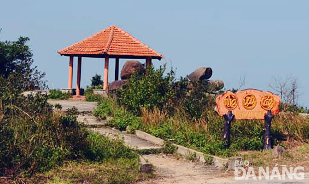 Nhà Vọng cảnh là nơi du khách đứng ngắm nhìn biển, có thể nhìn thấy đèo Hải Vân và Cù Lao Chàm vào những ngày nắng đẹp.