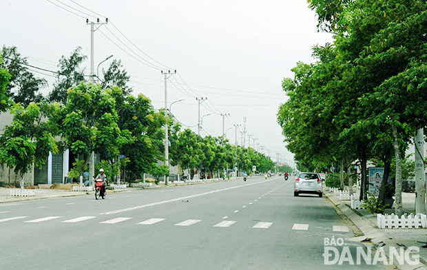 Nhiều con đường mở rộng trên một vùng quê vốn là thuần nông đã tạo nên sức bật mới trong phát triển kinh tế - xã hội ở phường Hòa Quý. Trong ảnh: Tuyến đường Mai Đăng Chơn vừa được nâng cấp, mở rộng.