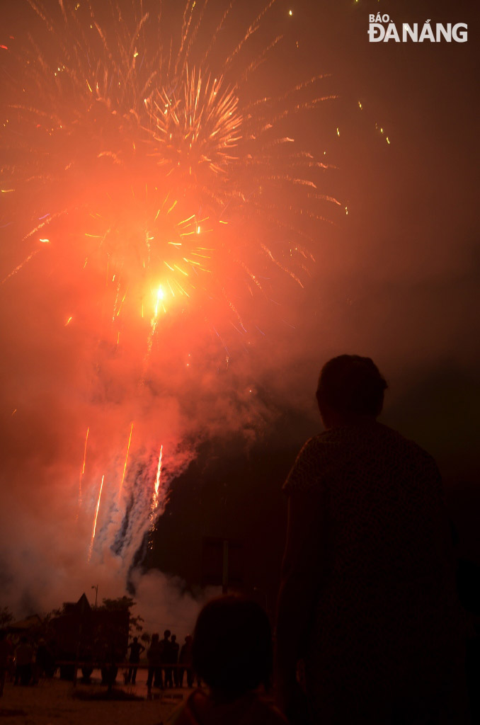 Người dân Hòa Vang hứng thú theo dõi màn pháo hoa mừng ngày thành phố giải phóng