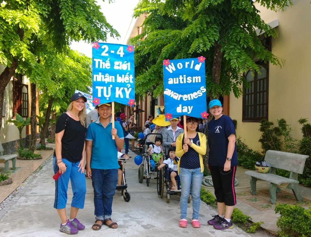 Tình nguyện viên nước ngoài tham gia diễu hành cùng trẻ tự kỷ trường chuyên biệt tư thục Thanh Tâm vào sáng 2-4