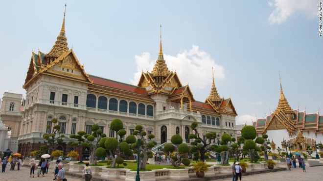  3. Cung điện Hoàng gia, Bangkok, Thái Lan Lượng khách trung bình hàng năm: 8.000.000 Hiện nay cung điện không còn là nơi ở của hoàng gia Thái Lan, nhưng các sự kiện trọng đại của quốc gia vẫn được tổ chức ở đây hàng năm. Chùa Phật Ngọc trong cung điện được coi là một trong những điểm linh thiêng nhất ở Thái Lan. 
