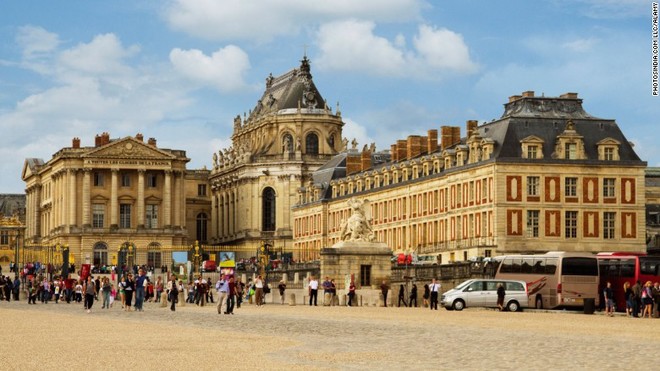 4. Lâu đài Versailles, Paris, Pháp Lượng khách trung bình hàng năm: 7.527.122 Năm 1979, nơi đây được UNESCO công nhận là Di sản thế giới. Bên trong lâu đài là nhiều phòng lớn, thông nhau bằng các dãy hành lang trang trí lộng lẫy từ sàn nhà đến trần. Trong đó đáng chú ý nhất là Phòng Gương với vô số đèn chùm lấp lánh.