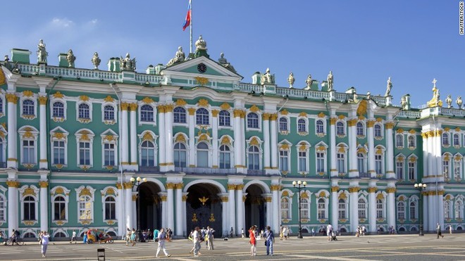 6. Cung điện Mùa Đông, St. Petersburg, Nga Lượng khách trung bình hàng năm: 3.120.170 Trước kia, cung điện là nơi ở của Nga Hoàng, nay trở thành bảo tàng với nhiều bộ sưu tập nổi tiếng châu Âu. Phần lớn cung điện bị phá hủy bởi trận hỏa hoạn năm 1837 nhưng nội thất lộng lẫy đã được phục hồi.