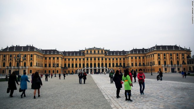 8. Cung điện Schönbrunn Palace, Vienna, Áo Lượng khách trung bình hàng năm: 2.870.000 Cung điện được xây dựng theo kiến trúc Rococo. Tại đây có 1.441 phòng và 40 trong số đó mở cửa cho khách tham quan. Nổi tiếng nhất là Phòng Gương, nơi được cho là Mozart đã biểu diễn buổi hòa nhạc đầu tiên của mình khi lên 6 tuổi.