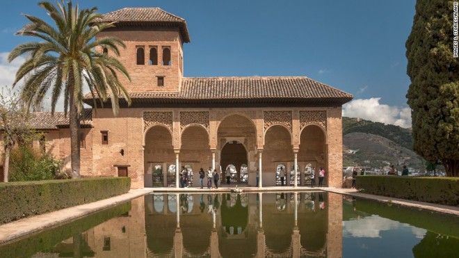  9. Cung điện Alhambra y Generalife, Granada, Tây Ban Nha Lượng khách trung bình hàng năm: 2.310.000 Được xây dựng trên một quả đồi, đây là một tổ hợp gồm các cung điện, pháo đài, vườn tược, nhà thờ. Trong đó, hai cung điện Alhambra, Generalife là tài sản quốc gia thuộc các vị vua của Granada và Andalusia. Cả hai đều là những ví dụ điển hình cho kiến ​​trúc Hồi giáo thời trung cổ của Tây Ban Nha.