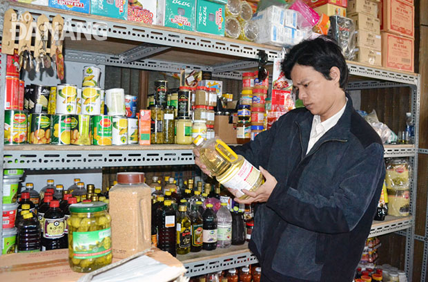 Thanh tra Chi cục an toàn thực phẩm Đà Nẵng kiểm tra thực phẩm dịp Tết Ất Mùi 2015. 
