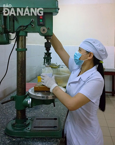 Thức ăn được xay loãng, đóng chai tại khoa Dinh dưỡng, Bệnh viện Đà Nẵng nhằm cung cấp cho bệnh nhân ăn qua ống xông.
