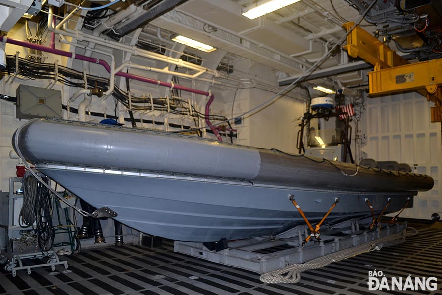 Các công cụ  tác chiến chống tàu ngầm bao gồm máy bay MH 60R mang theo thiết bị phát hiện ngầm, phao âm, ngư lôi, thiết bị định vị thủy âm ở độ sâu khác nhau (VDS) và hệ thống điều khiển Multi-Function Towed Array. Trong ảnh: Một ca nô có khả năng chống tàu ngầm ngư lôi được trang bị trên tàu, có nhiệm vụ tiếp cận bờ, cứu hộ và tuần tra.