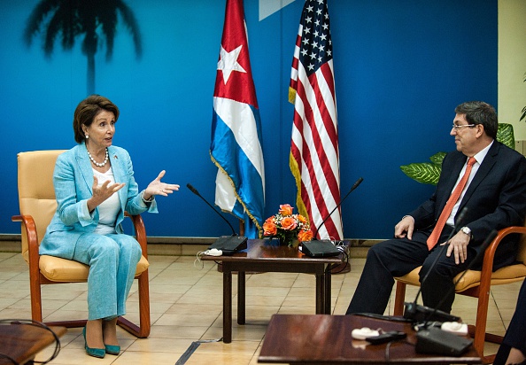Ngoại trưởng Cuba Bruno Rodriguez (phải) gặp lãnh đạo đảng Dân chủ Mỹ để thảo luận về tiến trình bình thường hóa quan hệ. (Nguồn: AFP)