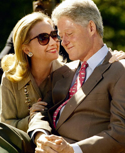   Các nhân viên Nhà Trắng tiết lộ bà Hillary từng dùng sách đánh ông Clinton  vào thời gian xảy ra bê bối tình ái của chồng. Ảnh: AP
