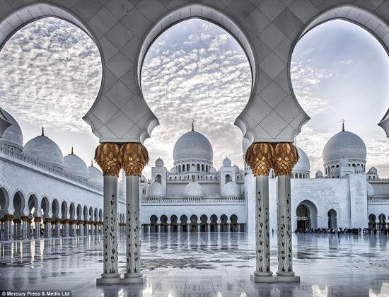 Có tới hơn 400.000 tín đồ Hồi giáo đổ tới Đại thánh đường Sheikh Zayed ở Abu Dhabi, Các tiểu vương quốc Ảrập, vào mỗi dịp lễ Eid hằng năm.