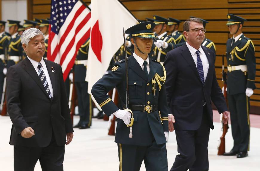 Bộ trưởng Quốc phòng Nhật Bản Gen Nakatani và người đồng cấp Mỹ Ash Carter trong cuộc gặp gỡ tại Nhật Bản, ngày 8-4-2015. Ảnh: Reuters 