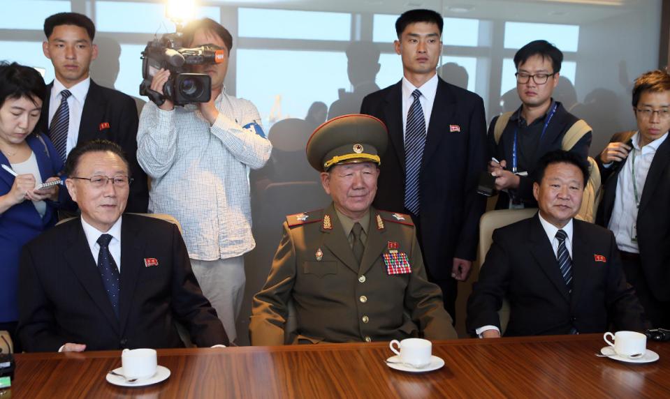 Ông Hwang Pyong-So (giữa). (Nguồn: AFP)