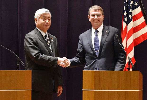 Bộ trưởng Quốc phòng Mỹ Ashton Carter (phải) gặp gỡ người đồng cấp Nhật Bản Gen Nakatani tại Tokyo.   					                   Ảnh: AFP