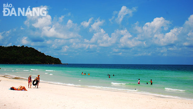 Bãi Sao còn hoang sơ nhưng thu hút du khách nhờ bãi cát trắng mịn và nước trong xanh màu ngọc bích.
