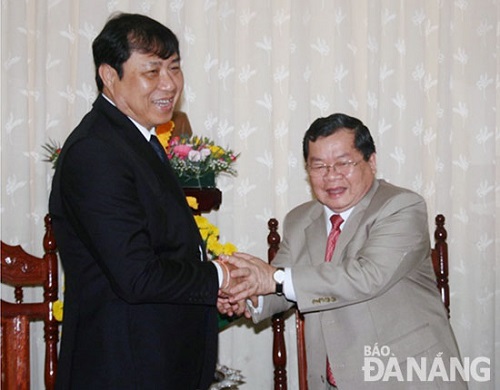 Chairman Duc Tho (left) and the Laotian Consul General, Mr Khamsene Phommaseng