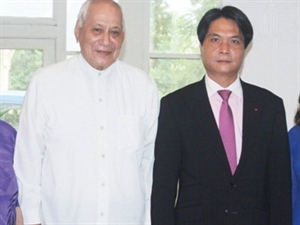 Vietnamese Ambassador Nguyen Viet Dung (R) and Head of the Independent State of Samoa, Tui Atua Tupua Tamasese Efi (Photo: Vietnamese Embassy in New Zealand)
