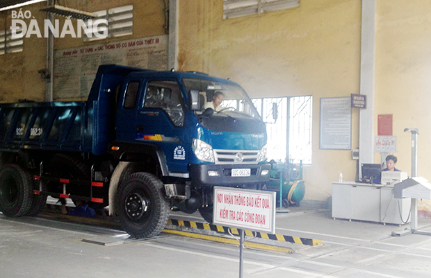 Kiểm định phương tiện tại cơ sở 1 Trung tâm Đăng kiểm xe cơ giới Đà Nẵng.
