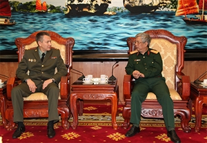 Deputy Defence Minister Senior Lieutenant General Nguyen Chi Vinh (R) meets Russian Defence A ttaché to Viet Nam, Colonel Andrey Petrovich Likhachev (Photo: qdnd)