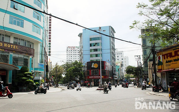 Dây điện, cáp viễn thông luộm thuộm, gây mất mỹ quan đô thị tại khu vực ngã năm.