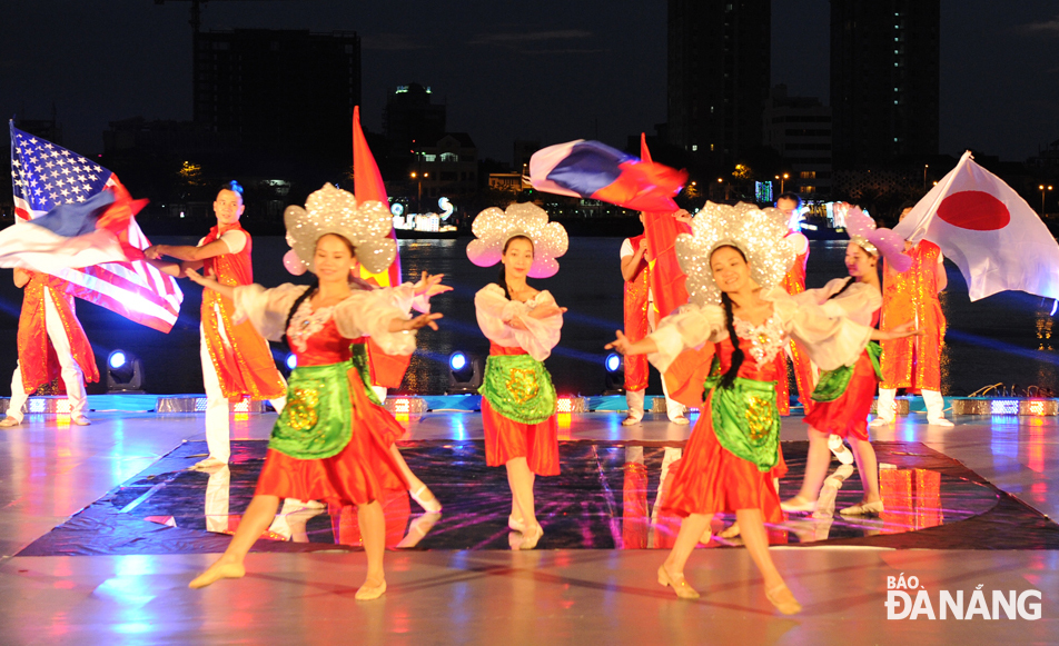 Chương trình văn nghệ trong đêm thi trình diễn pháo hoa năm 2013 tại Đà Nẵng