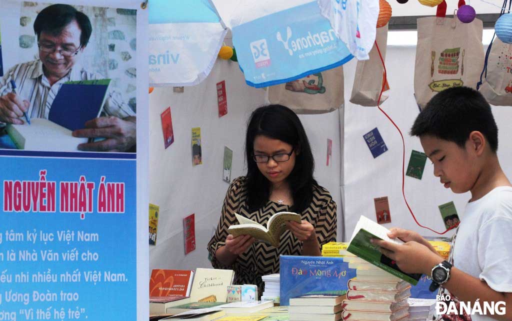 Nhiều bạn trẻ đến gian hàng Kính vạn hoa để tìm đọc và mua sách của nhà văn Nguyễn Nhật Ánh.