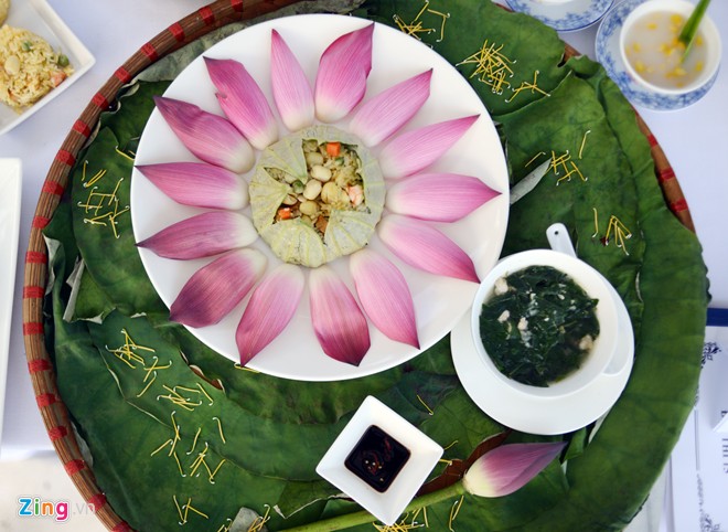 Món cơm gói lá sen được trình bày rất đẹp mắt của đội Đà Nẵng.