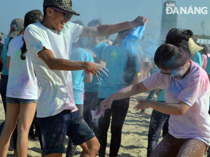 Đông đảo sinh viên Đại học Duy Tân hào hứng với hoạt động Sắc màu Duy Tân tại hội trại.