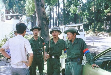 Những người dân Sài Gòn đứng trò chuyện với những chiến sĩ giải phóng quân. (Ảnh: Jacques Teyssier)