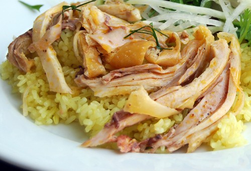 Cơm gà là sự kết hợp hài hòa giữa những miếng thịt gà luộc dai, ngọt và phần cơm được nấu bằng nước luộc gà. Ảnh: Hoàng Nhi.