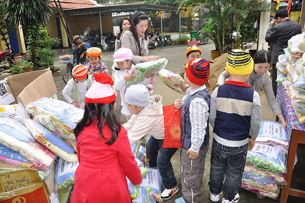 Tặng quà cho trẻ mồ côi ở Đà Nẵng. (Ảnh do nhà trường cung cấp)